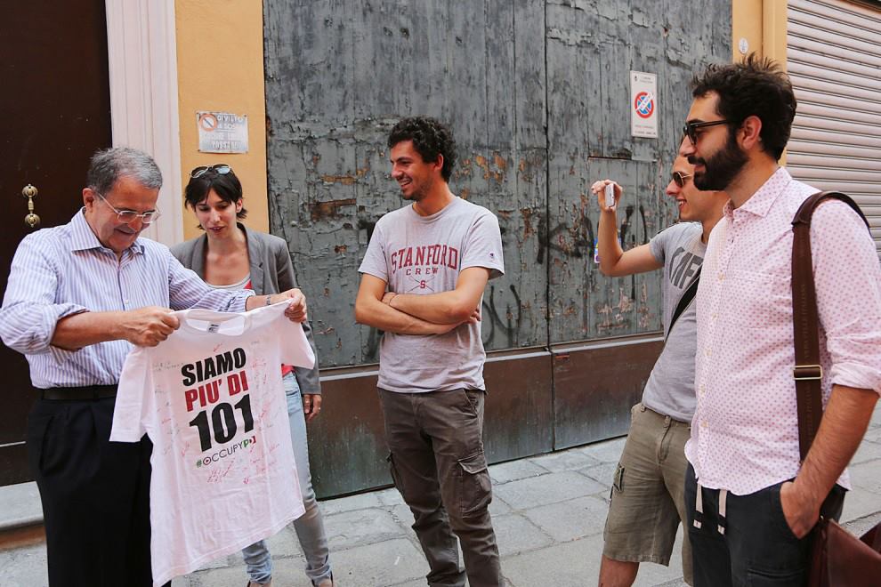 La consegna della maglia di #OccupyPD a Romano Prodi La consegna della maglia di #OccupyPD a Romano Prodi