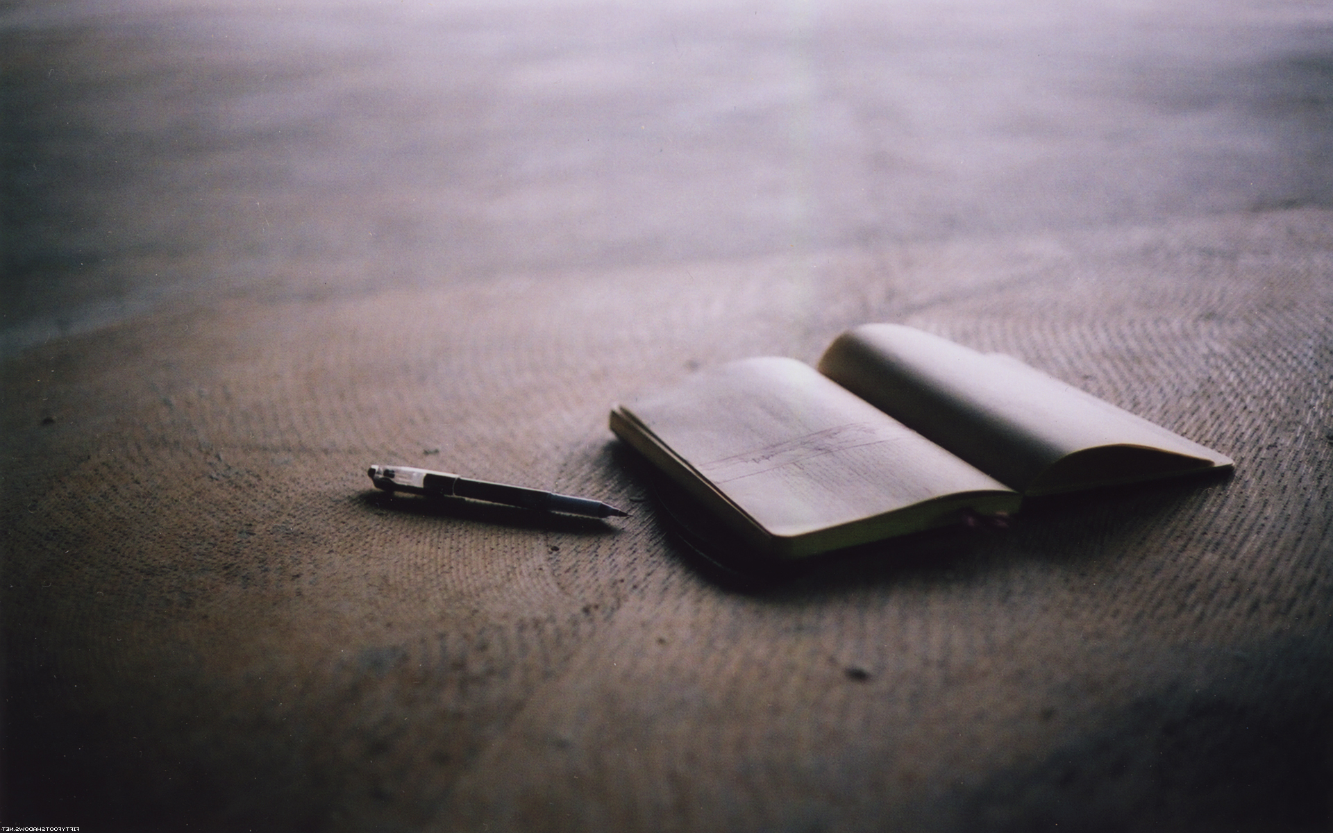 minimalistic_pen_moleskine_pencils_solitario_cuaderno_notebook_simple_desktop_1920x1200_wallpaper-290668_INVERSO
