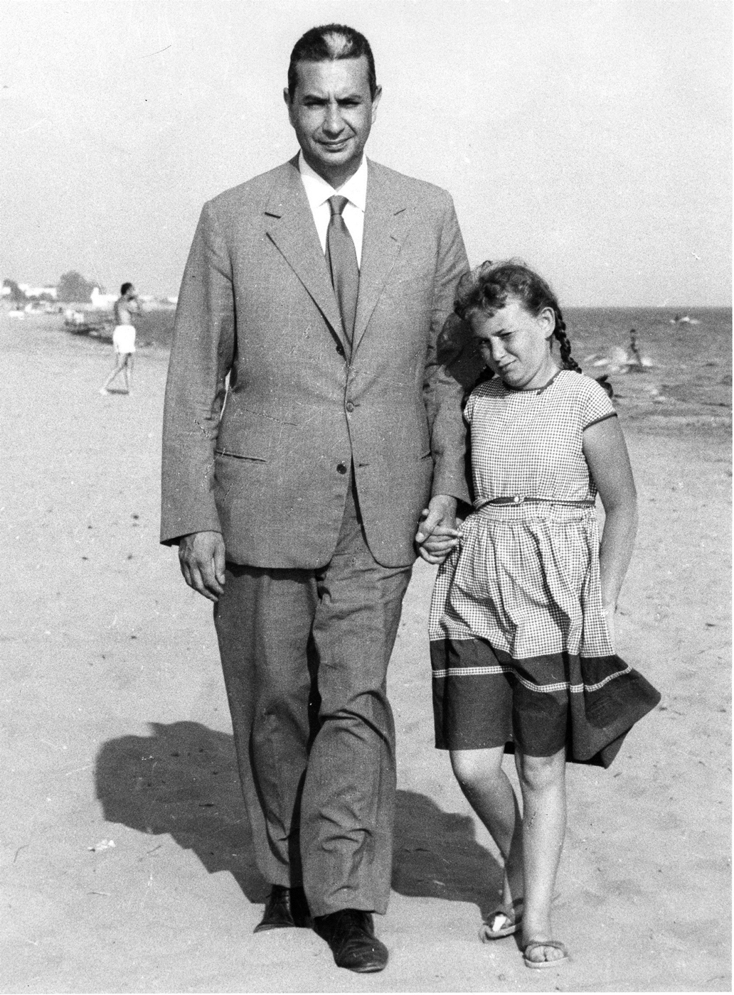 Aldo Moro e la figlia Agnese in spiaggia